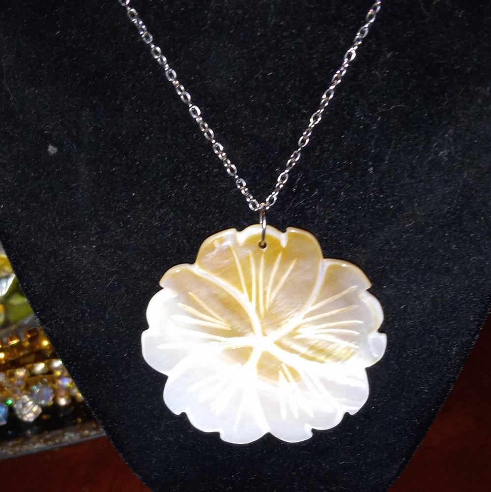 F-013 OFF WHITE SHELL,MOP (MOTHER OF PEARL) HAND CARVED